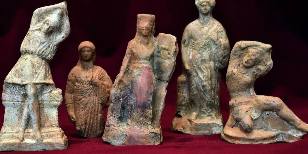 Yer Türkiye: Kazıyıcılar çocuk mezarının içinden onlarca defineyi elleriyle çıkardı! Tam 2.700 yıllık… 6